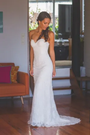 Chic Strapless Sweetheart Lace Wedding Dresses with Appliques
