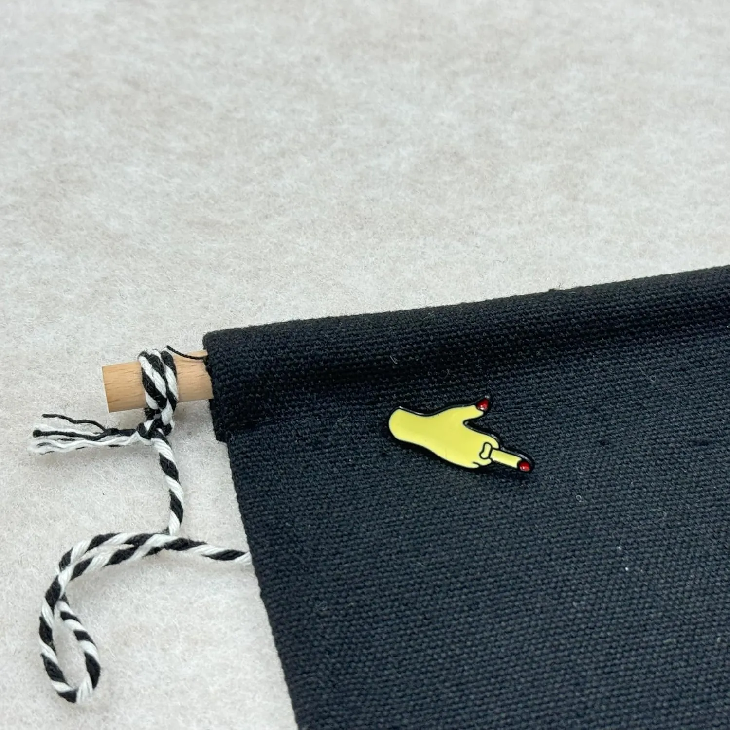 Fingers Wearing Love Rings Brooch Rocket Ship Badge Fan Cosplay Jewelry Video Game Peripheral Gifts Drip Oil Painted Enamel Pins Suitable for Hats Jackets Canvas Bags
