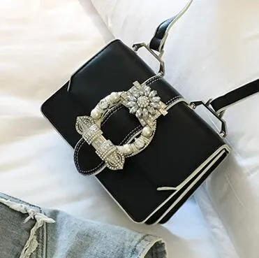 Miranda  Elegante Damenhandtasche mit Diamantschloss aus hochwertigem veganem Leder
